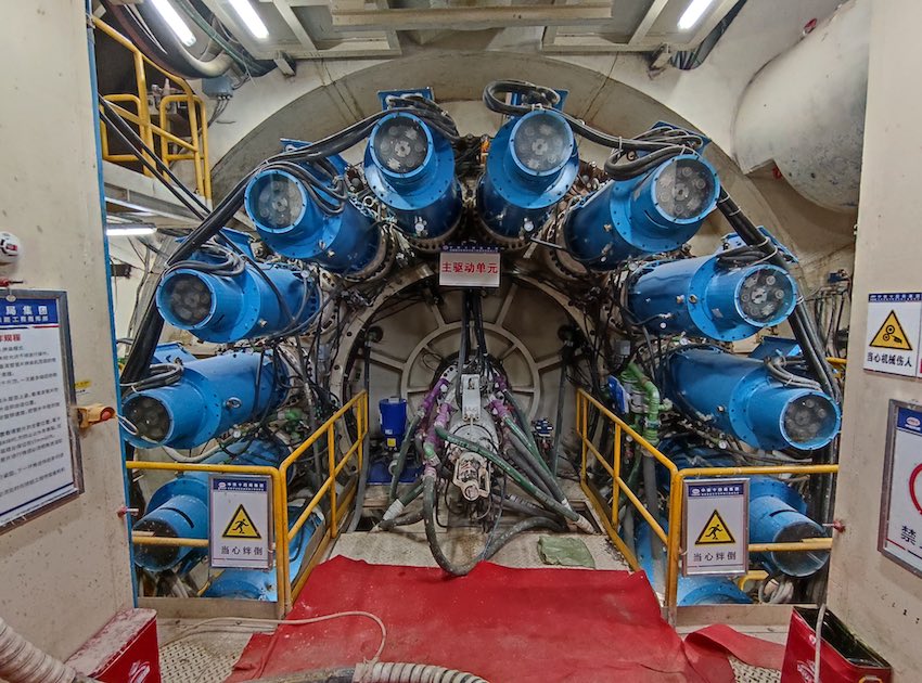 “錦繡號”盾構機內部主驅動單元。成蘭公司供圖