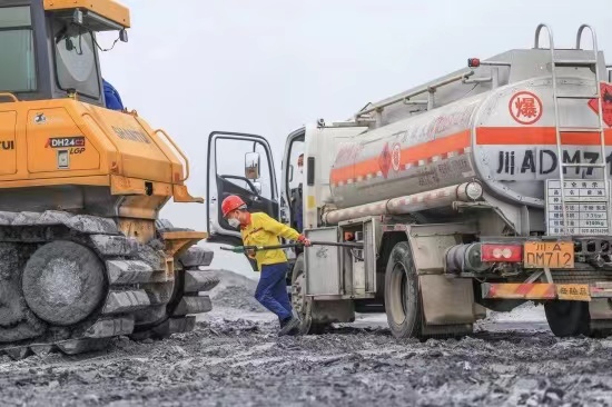 中國石油四川銷售公司積極保障地方重大工程用油需求。王丹攝