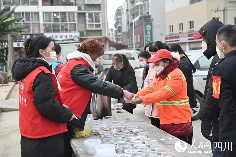 社會公共服務人員現場領取羊肉湯。陳靜攝