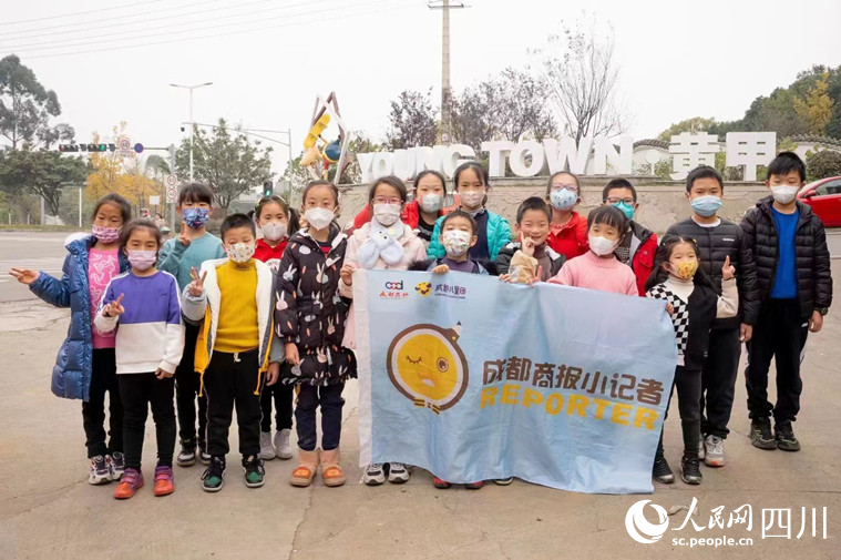 小記者現場合影。陳靜攝