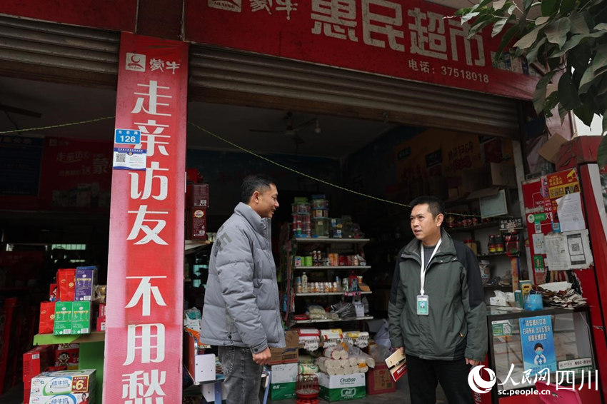 穆元奎（左）與李玨良在“惠民超市”。卓雪攝