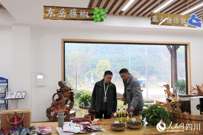 李玨良（右）與穆元奎在豐采四季種植專業合作社與幺麻子產品合作展示區。卓雪攝