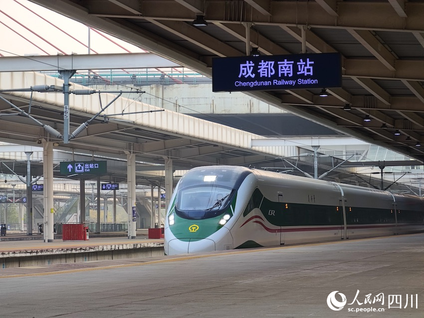 12月23日，試乘首發列車駛出成都南站站臺。費思童攝