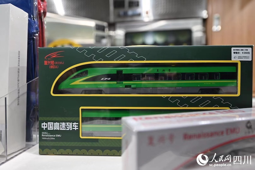 車內陳列的“綠巨人”模型手辦。李富彬攝