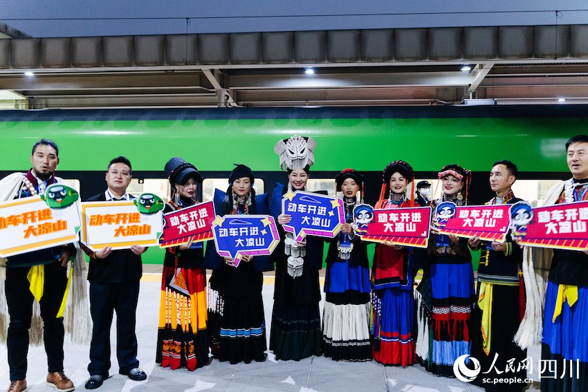 發車前，站臺上舉行了小型慶祝儀式。孟寬攝