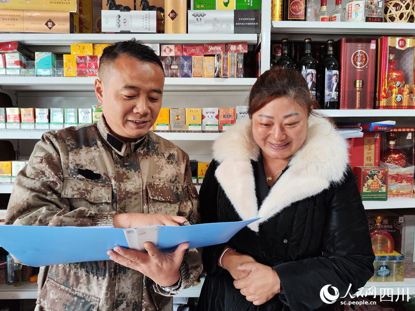 吳遠東（左）在店里指導周麗。何亞卓攝