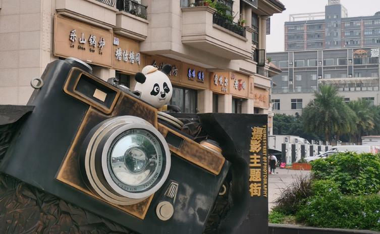 照片新作換舊作，流水前波讓后波