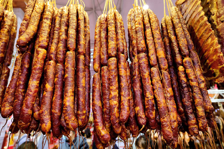 新春年貨購物節上展出的香腸。四川省供貨商商會供圖
