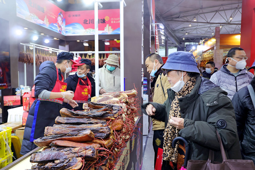 正在購買年貨的市民。四川省供貨商商會供圖