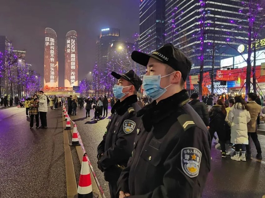 成都市公安局高新區分局民警堅守在崗位上。成都高新公安供圖