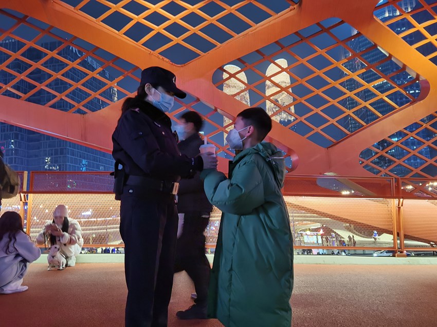 兒子帶著奶茶主動來到執勤點看望警察媽媽。成都高新公安供圖