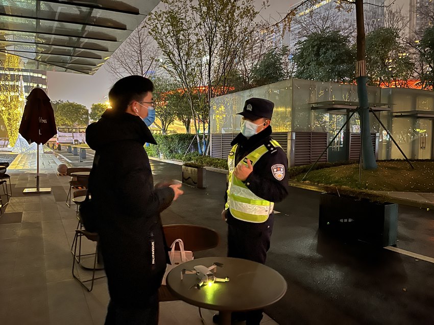 民警宣講禁飛無人機的相關法律法規。成都高新公安供圖