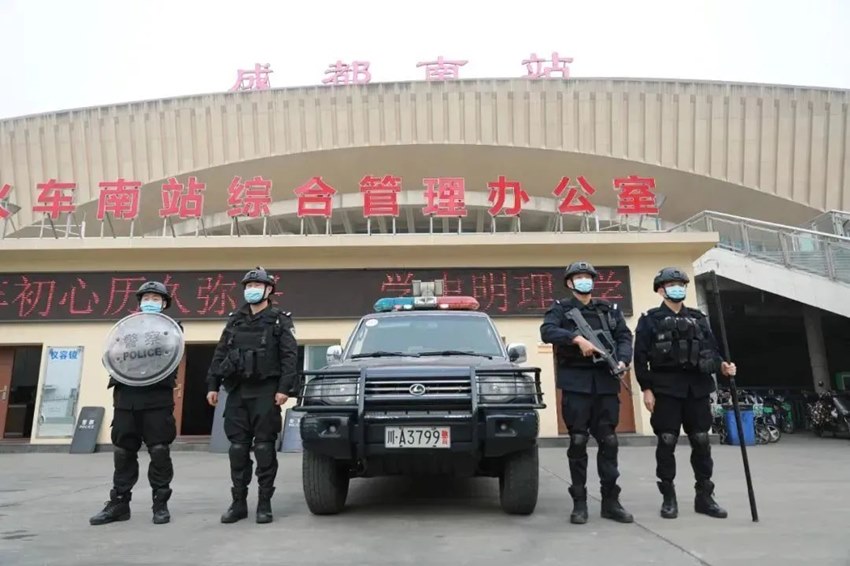 在成都南站執勤的民警。成都高新公安供圖