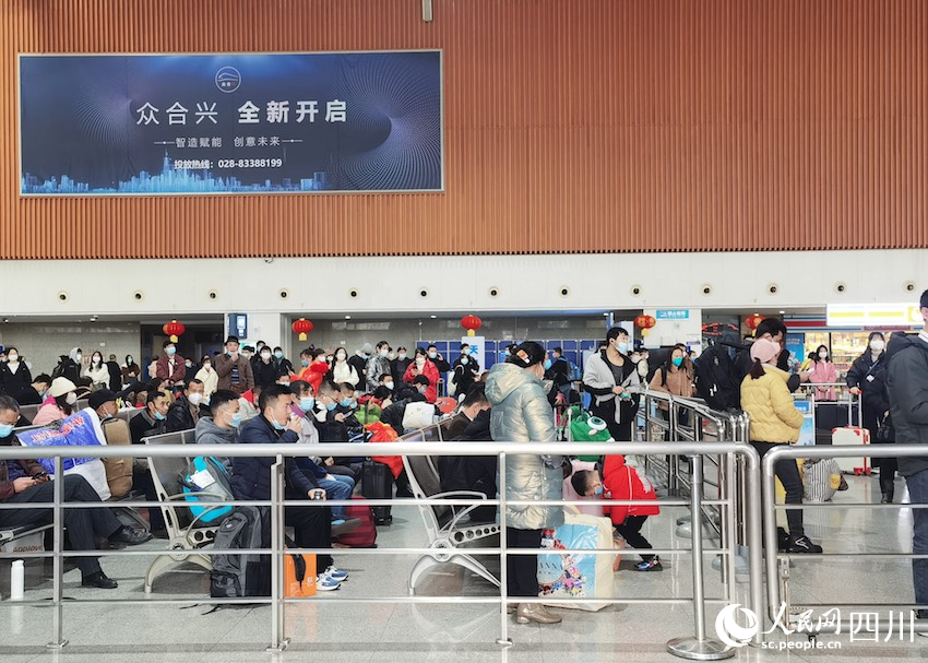 成都東站汽車客運站客流穩中有增。人民網 郭瑩攝