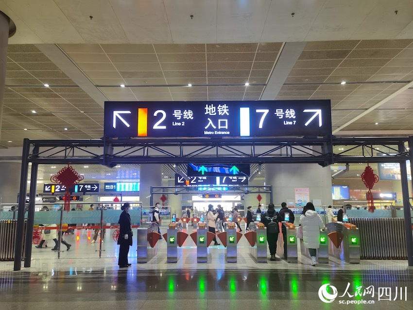 應對大客流，地鐵成都東站積極提升運力，做好旅客換乘引導。人民網 郭瑩攝