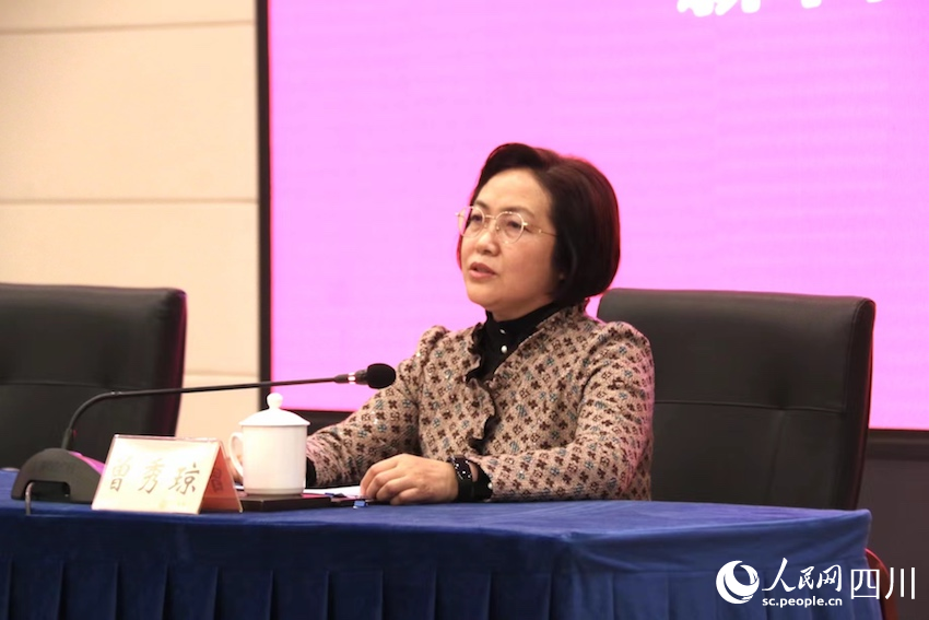 省政協研究室主任曾秀瓊就過去五年省政協工作的特點亮點進行介紹。人民網 趙祖樂攝