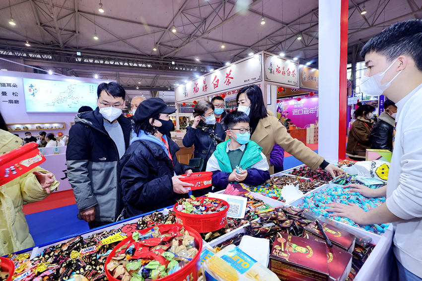 市民正在挑選商品。四川省供貨商商會供圖