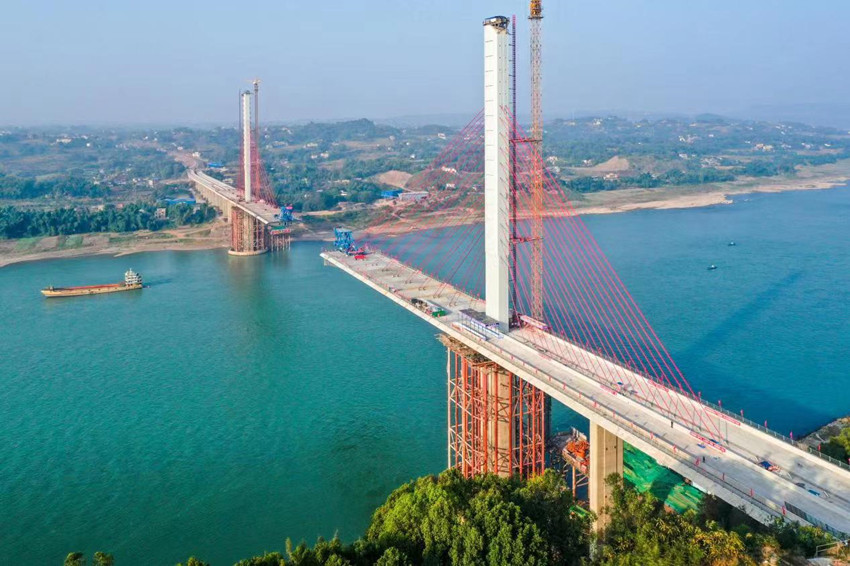 合龍前施工人員掛圖作戰，加緊項目建設。蜀道集團供圖