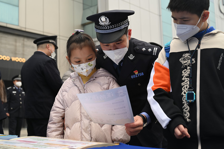 活動現場民警正在為小朋友做法治宣傳。成都市公安局金牛區分局供圖