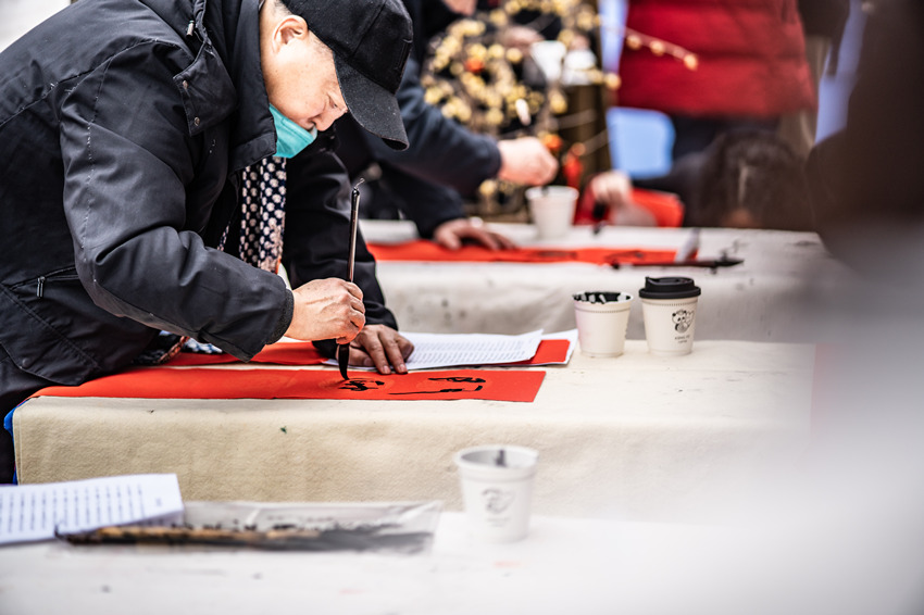 轄區書法家正在為市民寫春聯。成都市公安局金牛區分局供圖