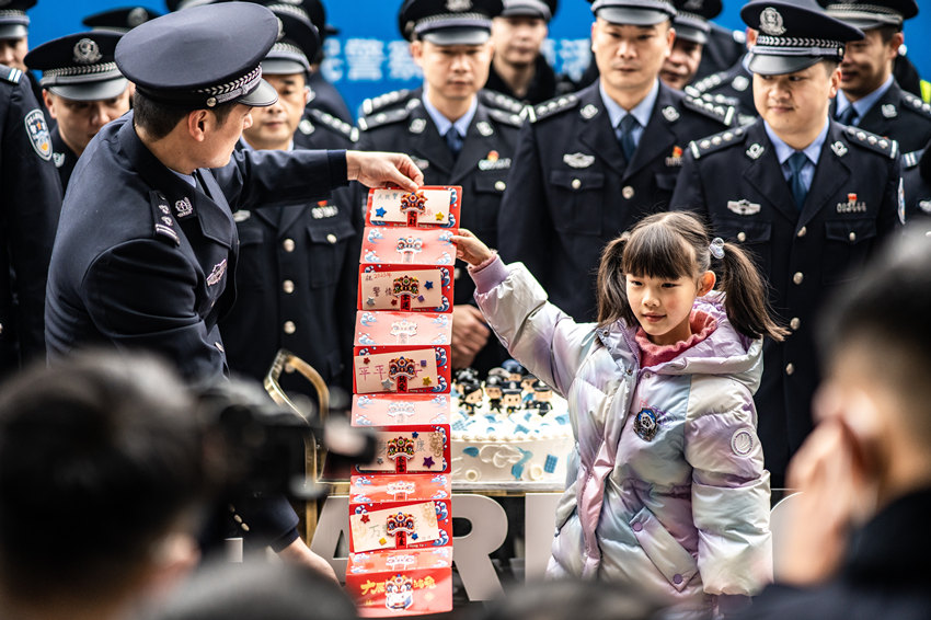 小朋友為民警制作的警察節卡片。成都市公安局金牛區分局供圖