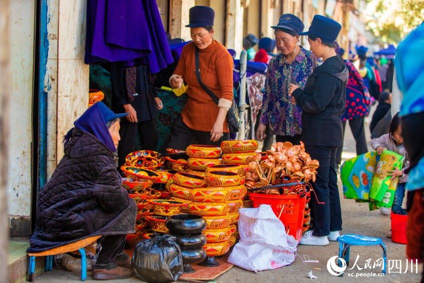 布拖縣城一處市場內，市民購買彝族年要用的新碗和勺子。歐其你拉攝