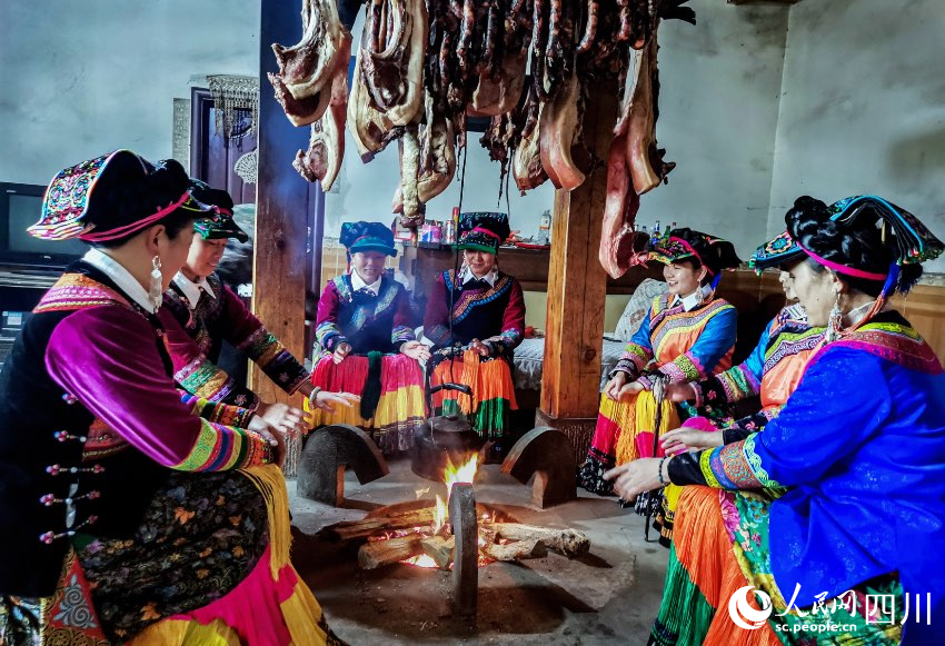 甘洛縣田壩鎮石門村三組，過彝族年，村民走親串門坐在火塘邊聊家常。潘清明攝