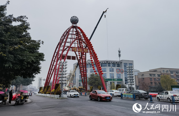 在街上安裝彩燈。周韻攝