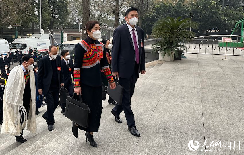 1月11日，四川省十四屆人大一次會議在成都召開，代表們步入會場。人民網 王波攝