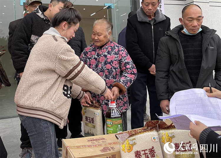 為困難群眾送上慰問品。王紅攝