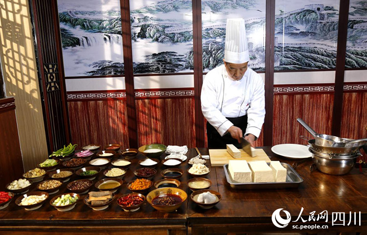 精心制作豆腐宴。李自公攝