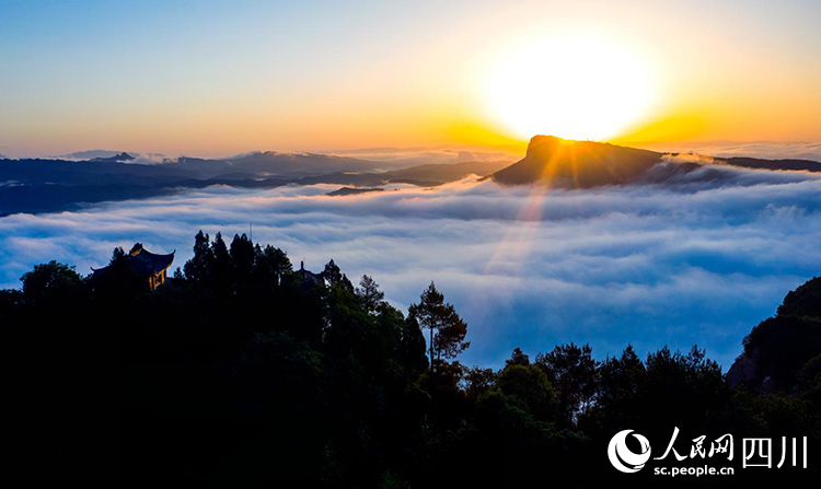 仙峰觀日出。李自公攝
