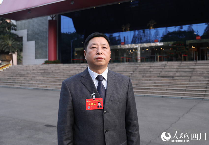 四川省政協委員、九三學社資陽市委專職副主委游文盛。人民網 趙祖樂攝