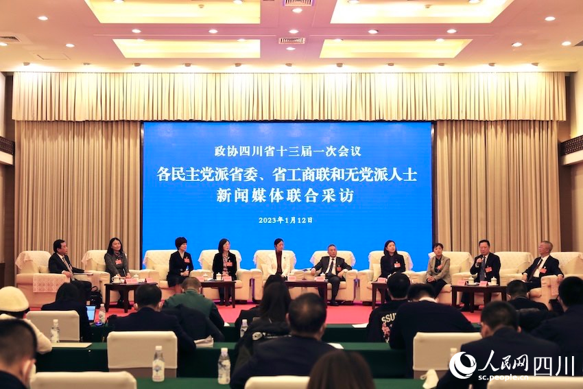 四川省政協十三屆一次會議期間，各民主黨派四川省委會、四川省工商聯負責人和無黨派人士代表接受新聞媒體聯合采訪。侯杰攝
