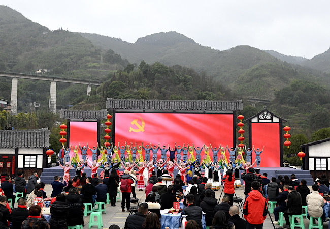 瀘州市2023年首屆紅色村晚在敘永縣魚鳧公園廣場上演。鄭云霞攝