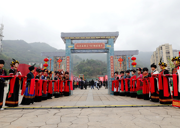 瀘州市2023年首屆紅色村晚在敘永縣魚鳧公園廣場上演。鄭云霞攝