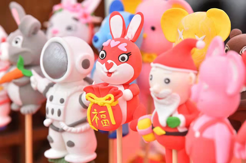 捏泥人。龍泉驛區委宣傳部供圖