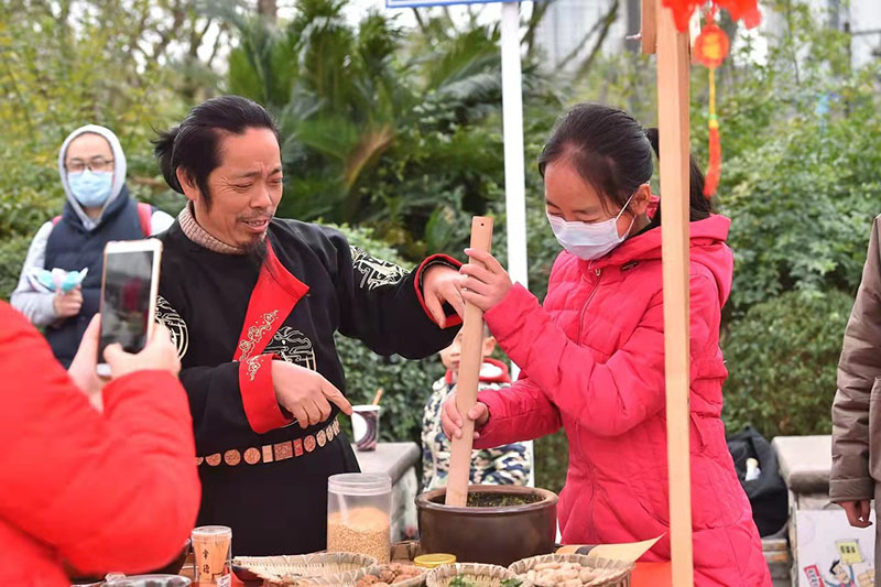 游客體驗美食制作。龍泉驛區委宣傳部供圖