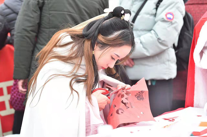 巧手剪紙賀新春，接受傳統文化熏陶的同時感受濃濃年味。龍泉驛區委宣傳部供圖