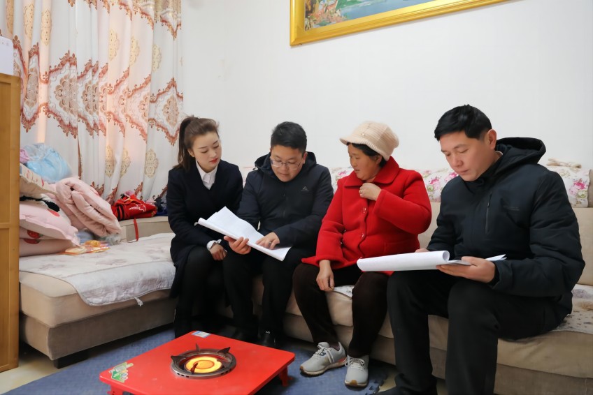 巴州區紀檢監察干部開展入戶走訪、送榜到戶、收集問題線索。巴州區紀委監委會供圖