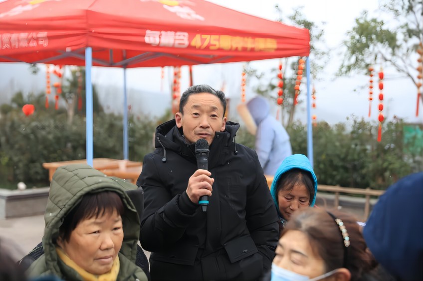 龍臺村村民就地力補貼發放標準進行現場問榜。巴州區紀委監委會供圖