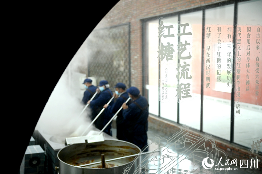 春節將至，內江市龍門鎮龍門村村民熬制紅糖。黃正華攝