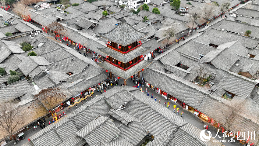 閬中古城地表建筑中天樓年味十足。任冠金攝