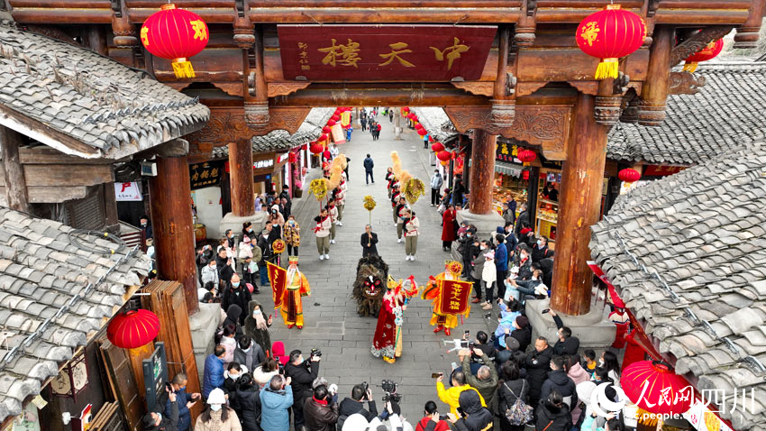 閬中古城中天樓下的民俗表演隊伍。任冠金攝