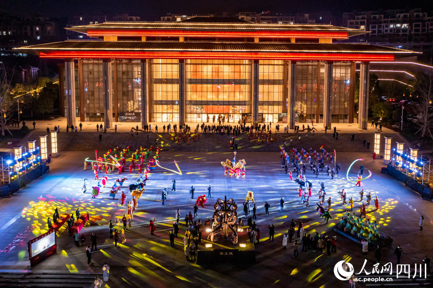 閬中市民俗表演隊伍現場表演。劉曉鐘攝