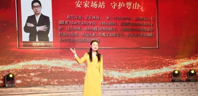 講述大山守林人先進事跡。馮津榕攝