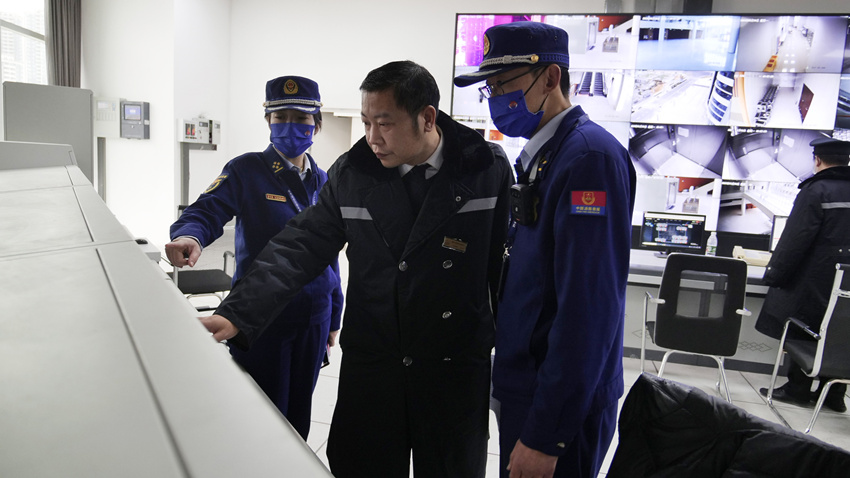 德陽消防在商業綜合體查看消防控制室。四川省消防救援總隊供圖