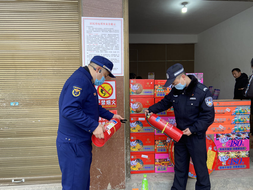 雅安消防聯合公安等部門開展煙花爆竹銷售點消防安全檢查。四川省消防救援總隊供圖