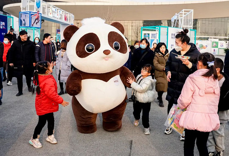 人偶很受小朋友歡迎。天府新區融媒體中心供圖