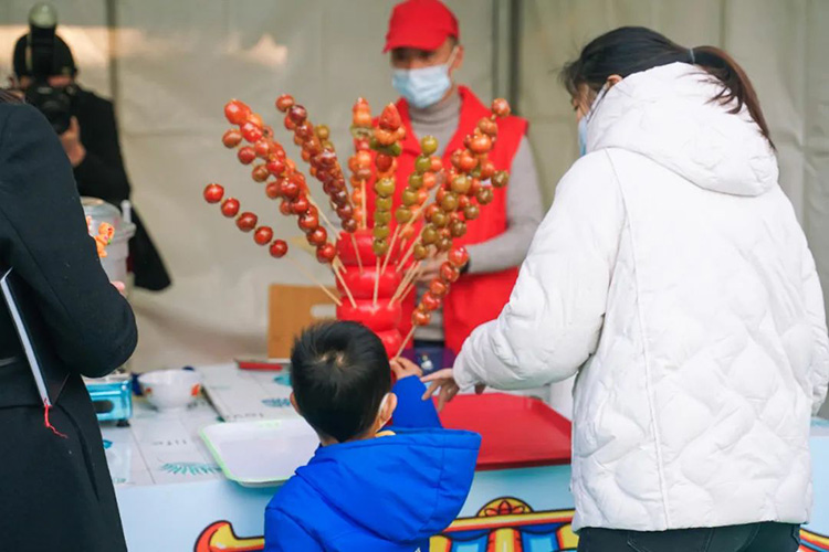 一位小朋友選冰糖葫蘆。天府新區融媒體中心供圖